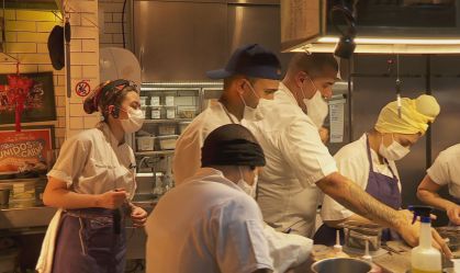Refugiados criam pratos de cozinha junto a quinze chefs brasileiros