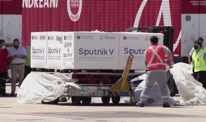 Doses da Sputnik V são desembarcadas em aeroporto da Argentina