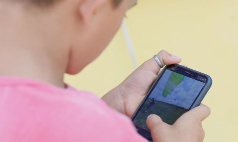 Criança mexendo no celular 