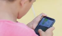 Adultização: veja como monitorar tempo de tela dos seus filhos no celular