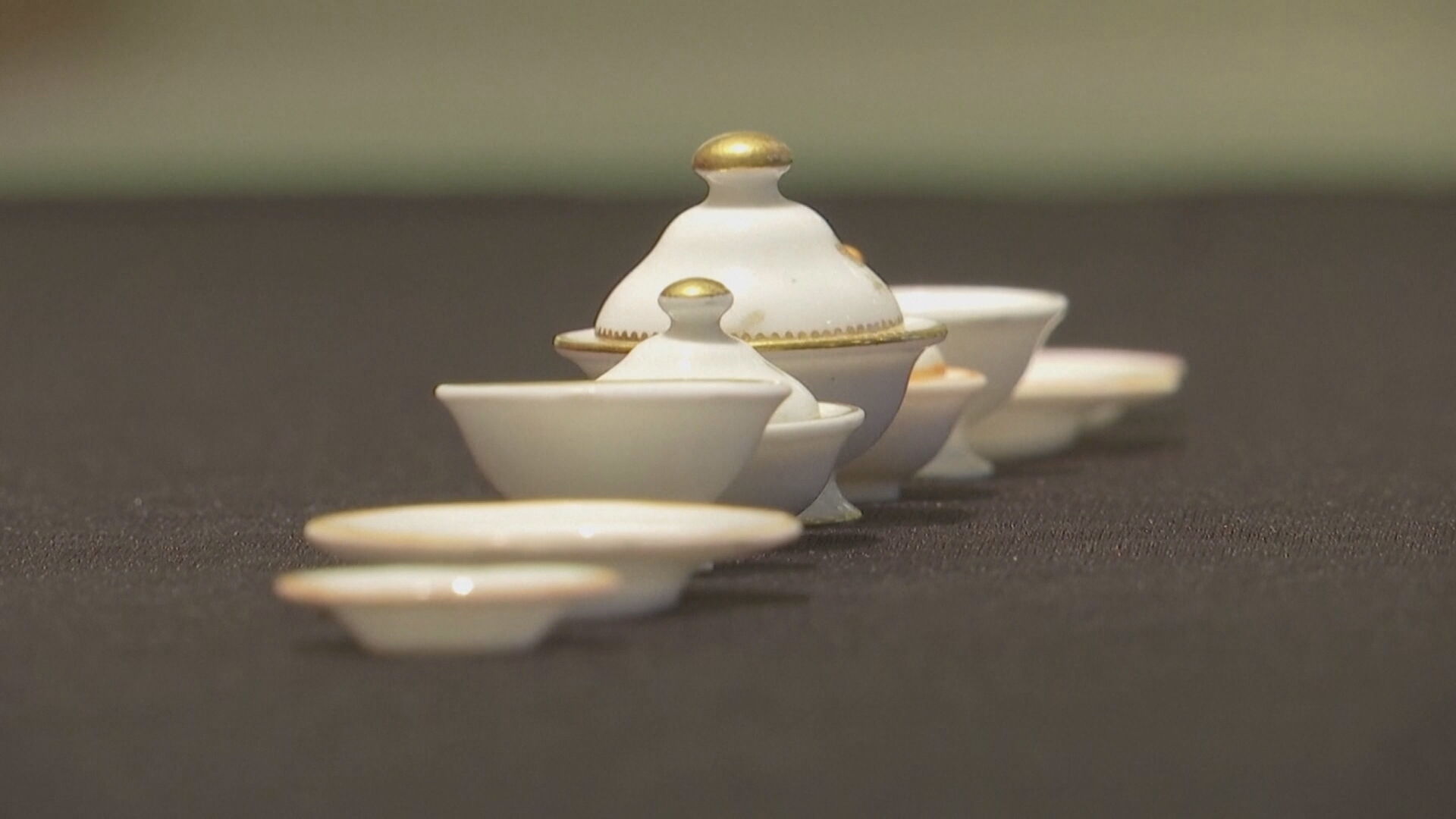 Aparelho de jantar em miniatura de avó da Rainha Elizabeth II