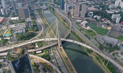 Movimento antirracista pinta '#PareOAbusoDePoder' em via da ponte estaiada em SP