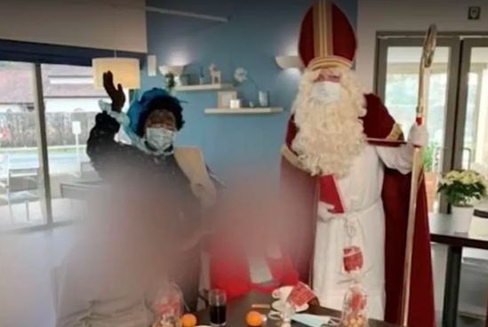 Homem vestido de Sinterklaas visita asilo em Mol, na região de Flandres