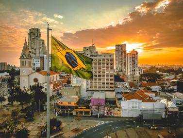 Cidade brasileira com bandeira do Brasil