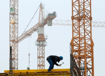 Homem trabalha em construção em Viena