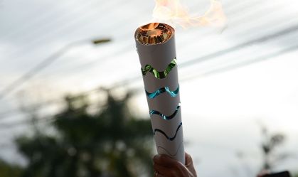 Crise econômica: condutores de tocha olímpica do Rio 2016 colocam objeto à venda