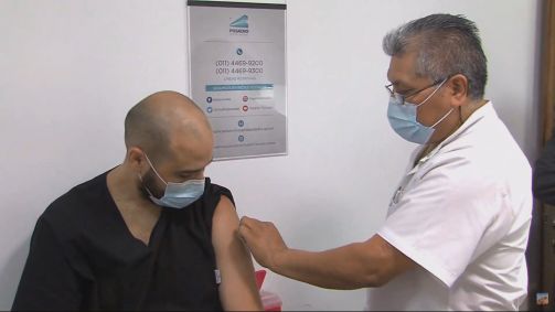 Primeira pessoa foi vacinada contra a Covid-19 na Argentina nesta terça-feira