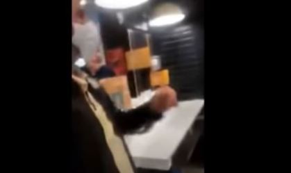 Por falta de ketchup no McDonald’s, homem xinga funcionários e clientes; assista