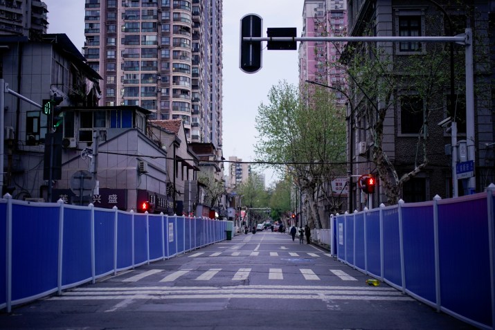Avenida em Wuhan, primeiro epicentro da pandemia do coronavírus, com câmeras de monitoramento • Foto: Aly Song - 28.mar.2020/ Reuters