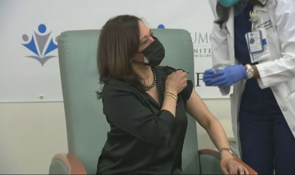 Kamala Harris, vice-presidente eleita dos EUA, tomou a primeira dose da vacina
