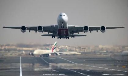 Avião da companhia Emirates decola em Aeroporto Internacional de Dubai