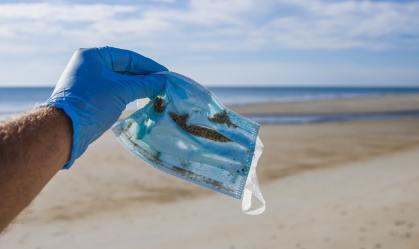Mais de 120 bilhões de máscaras são descartadas por mês nos oceanos