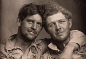 Livro apresenta história fotográfica de homens apaixonados