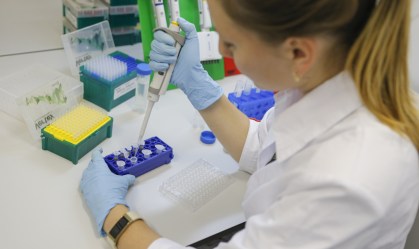 Produção de vacinas vai ficar limitada até março, diz vice-diretor da OPAS