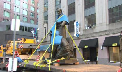 Boston remove estátua de ex-escravo ajoelhado diante do presidente Lincoln