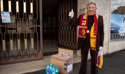 Na Itália, time de futebol doa kits contra coronavírus para torcedores idosos