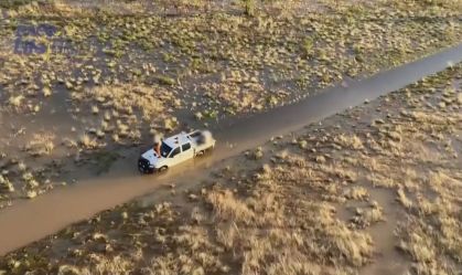 Bombeiros resgatam pai e filho que ficaram presos em carro por conta de uma ench