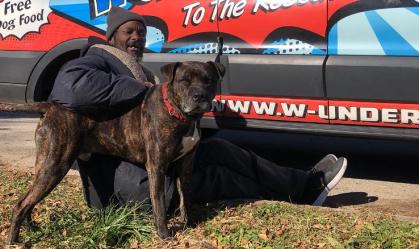 Morador de rua resgata todos os animais de um abrigo após incêndio