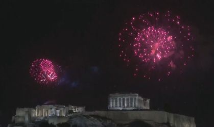 Queima de fogos no templo Parthenon, em Atenas na Grécia, marcando a virada para