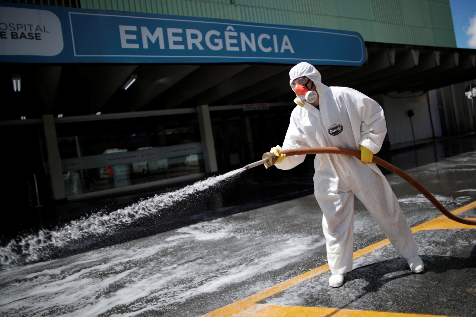 Funcionário limpa entrada da emergência de hospital em Brasília