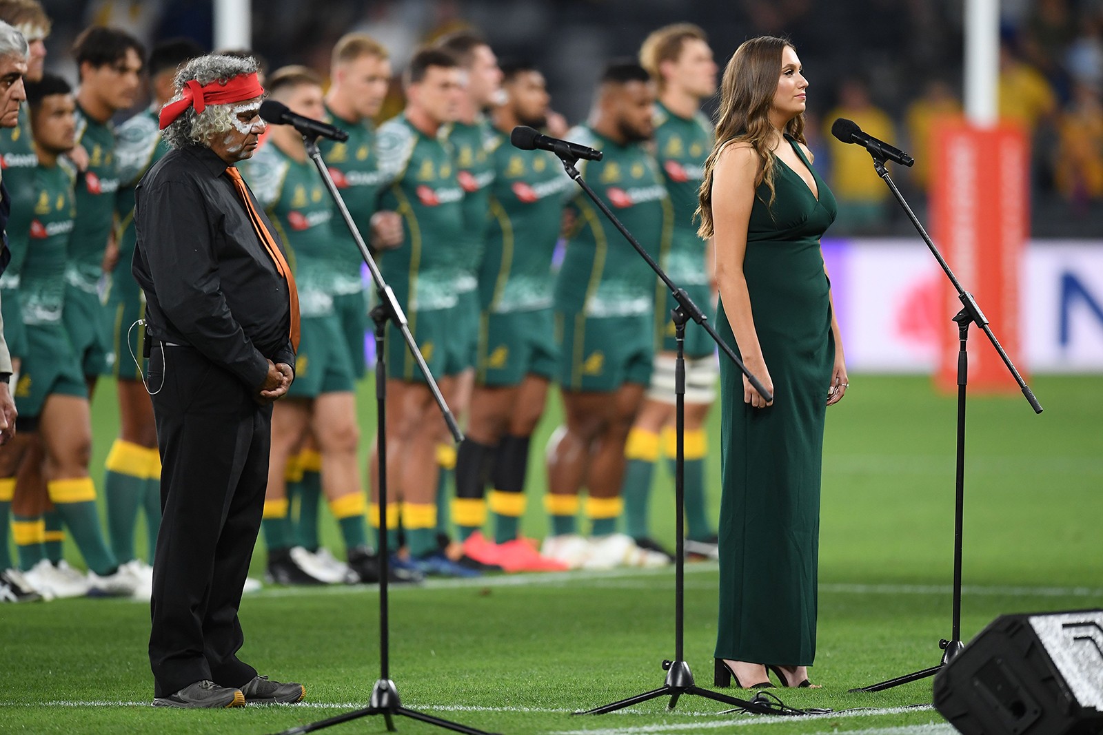 Olivia Fox canta o hino nacional da Austrália na língua eora durante partida de 