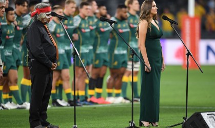Olivia Fox canta o hino nacional da Austrália na língua eora durante partida de 