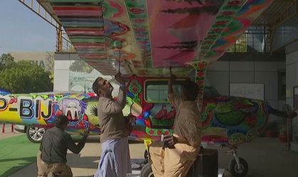 Artistas do Paquistão decoram aviões com desenhos coloridos e mantêm tradição