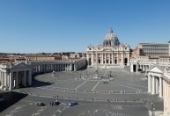 Vaticano decide banir ex-arcebispo polonês sob investigações de abuso sexual