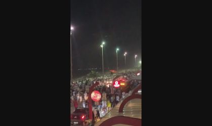 Sem distanciamento, multidão passa Réveillon em praia de Cabo Frio (RJ)