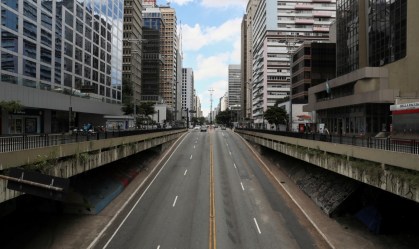 Atraso na vacinação aumenta riscos para retomada econômica no Brasil