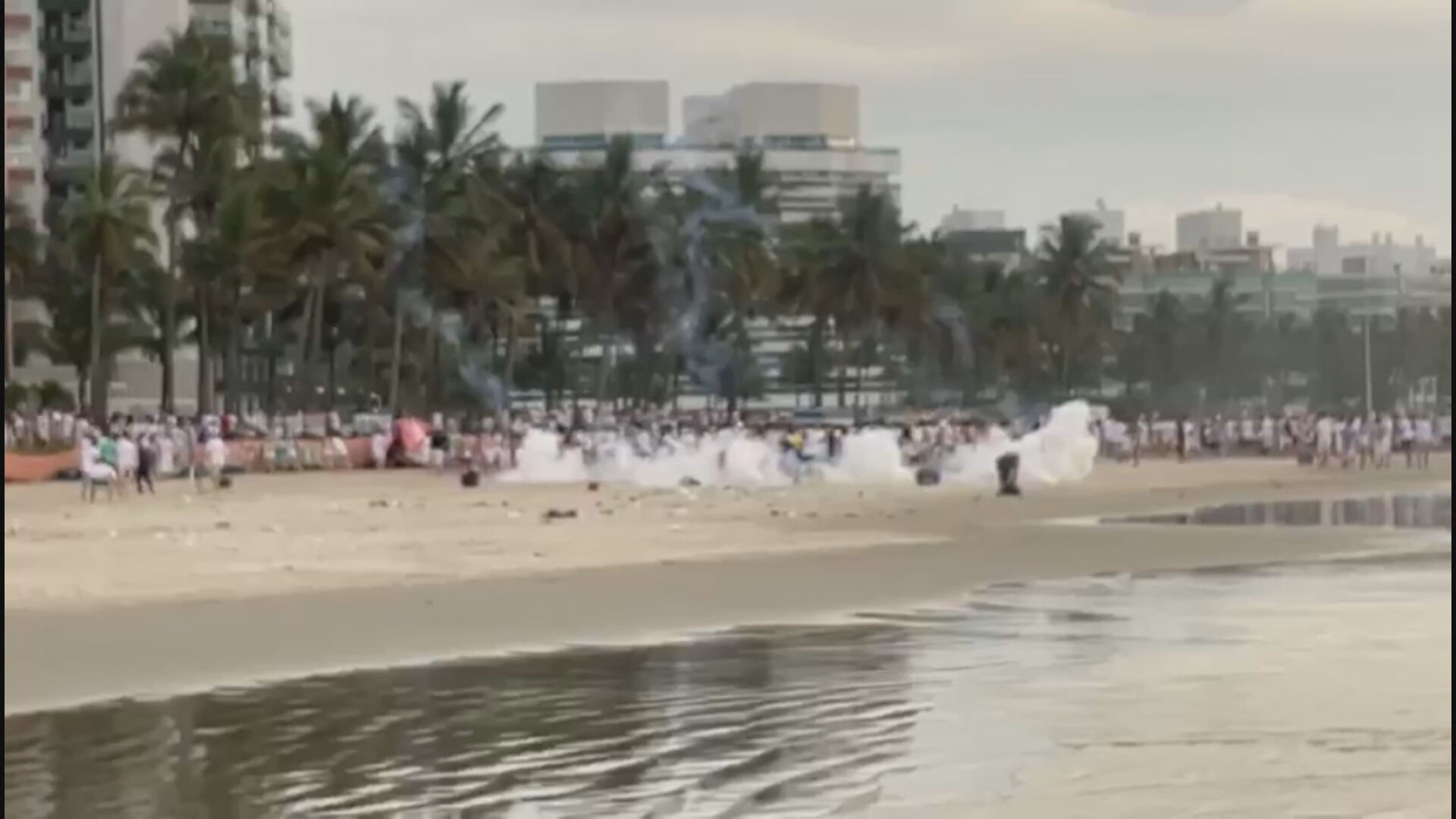 PM-SP dispersa grupo de jovens aglomerados em praia de Bertioga (01.jan.2020)