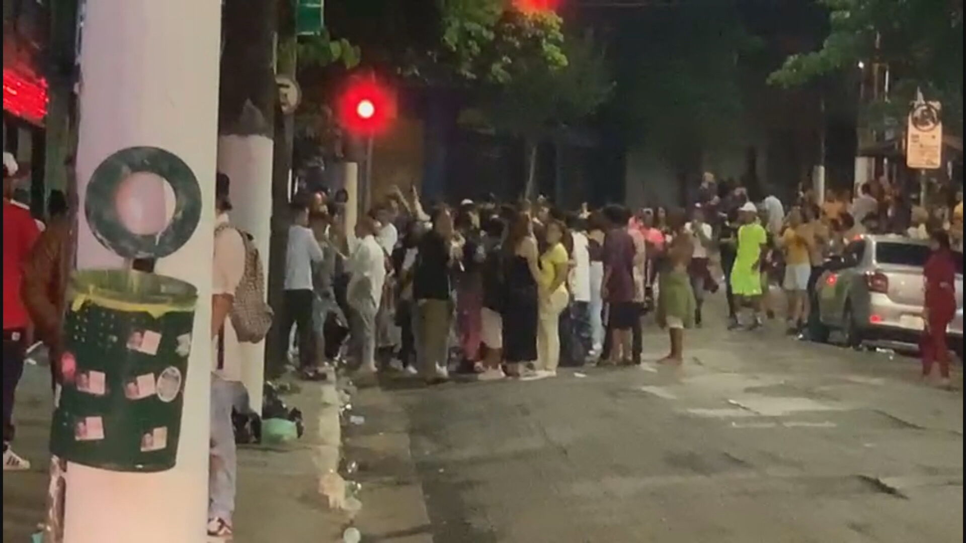 Em uma rua do Jardim Paulistano, jovens se aglomeraram para a virada do ano (01.