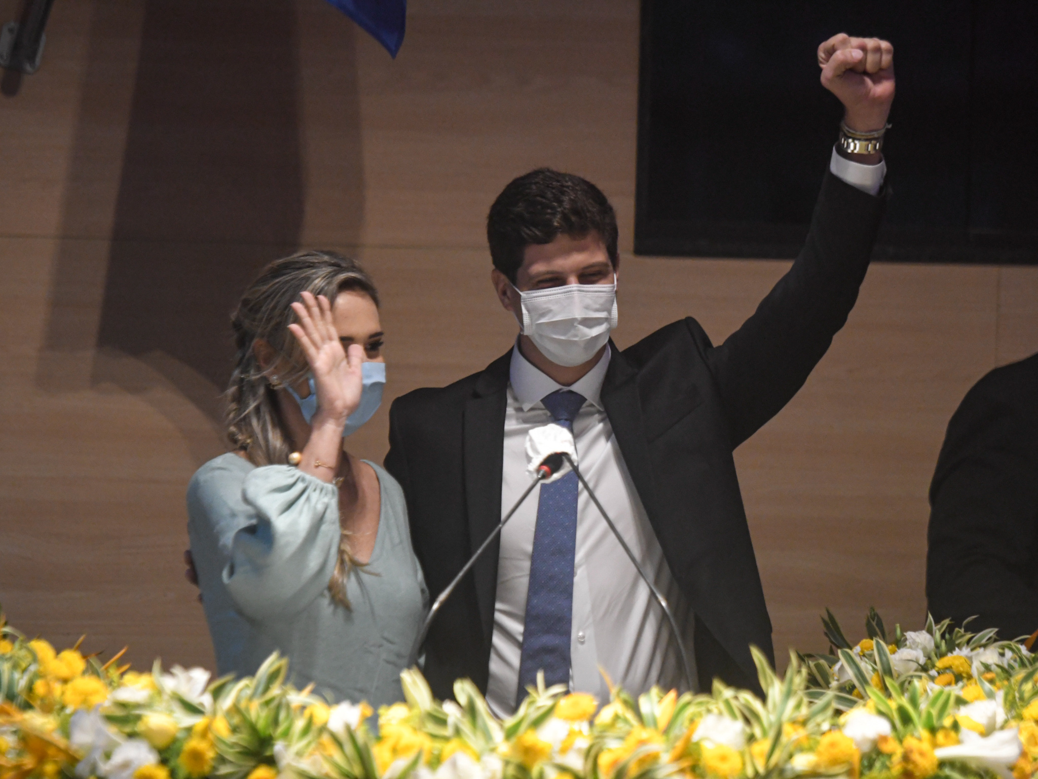 João Campos (PSB) assume a prefeitura de Recife ao lado de sua vice, Isabella de