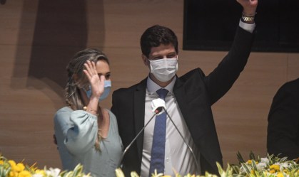 João Campos (PSB) assume a prefeitura do Recife e se emociona ao falar do pai
