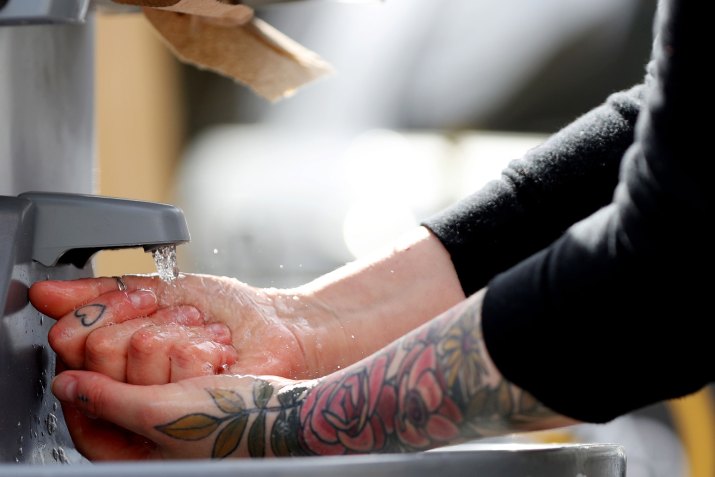 Lavar as mãos com água e sabão é uma das medidas mais eficazes para combater as doenças respiratórias / Foto: Maddie Meyer/ Getty Images