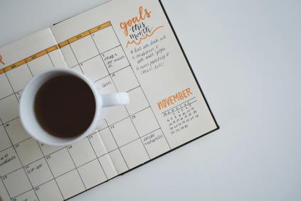 Agenda, café e planejamento mensal