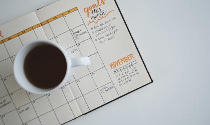 Agenda, café e planejamento mensal