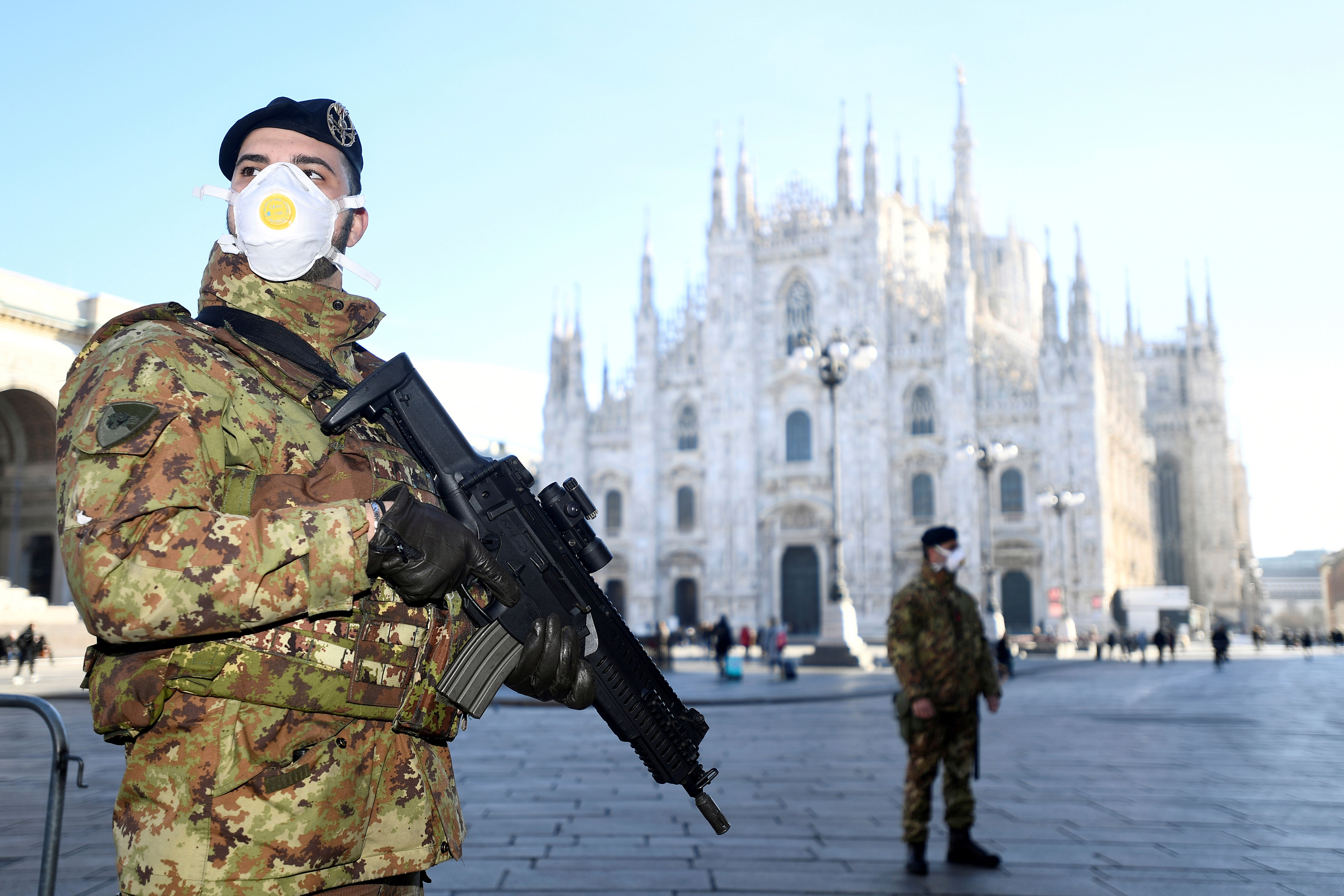 Militares usando máscaras protetoras em frente ao Duomo de Milão, na Itália
