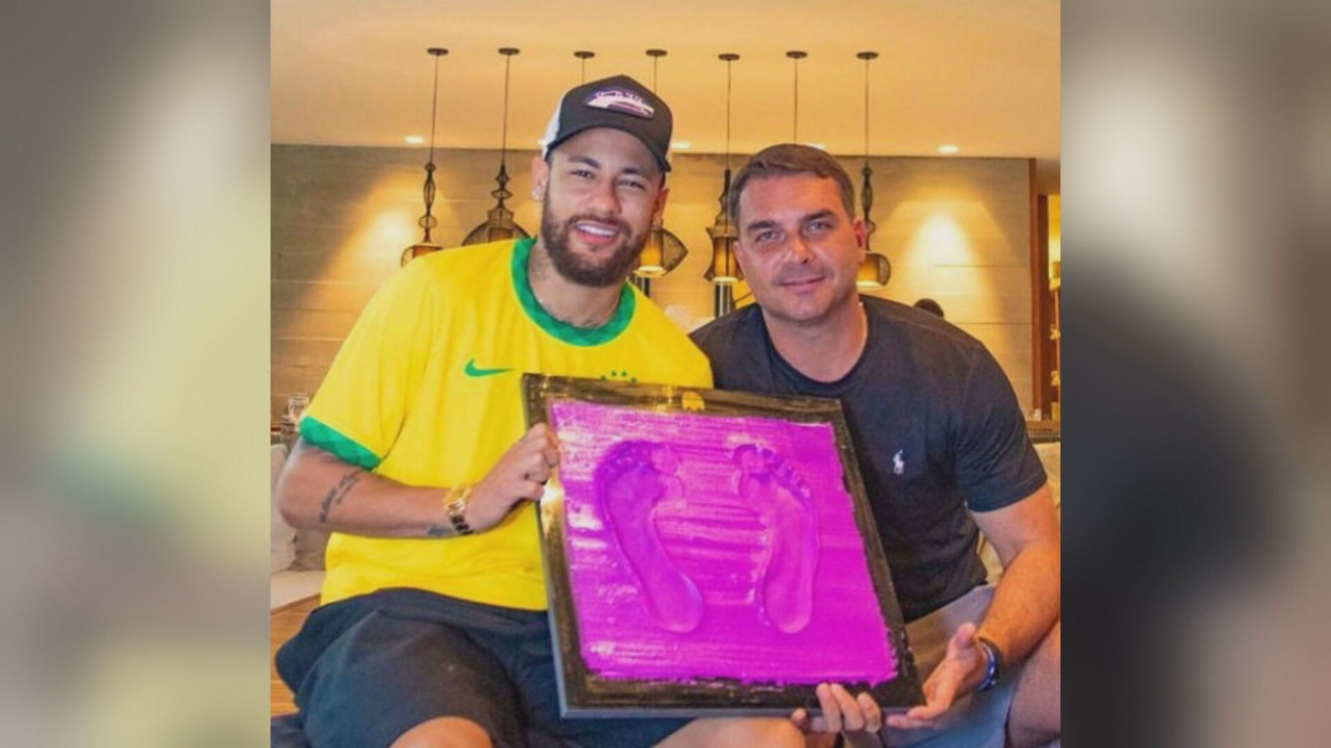 Neymar com Flávio Bolsonaro após marcar os pés na Calçada da Fama