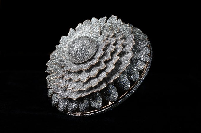Anel com 12.638 diamantes entrou para o Livro dos Recordes