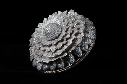 Anel com 12.638 diamantes entrou para o Livro dos Recordes