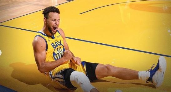 Stephen Curry teve atuação histórica neste domingo (3)