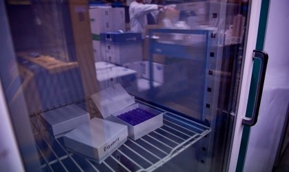Vacina da Pfizer armazenada em freezer