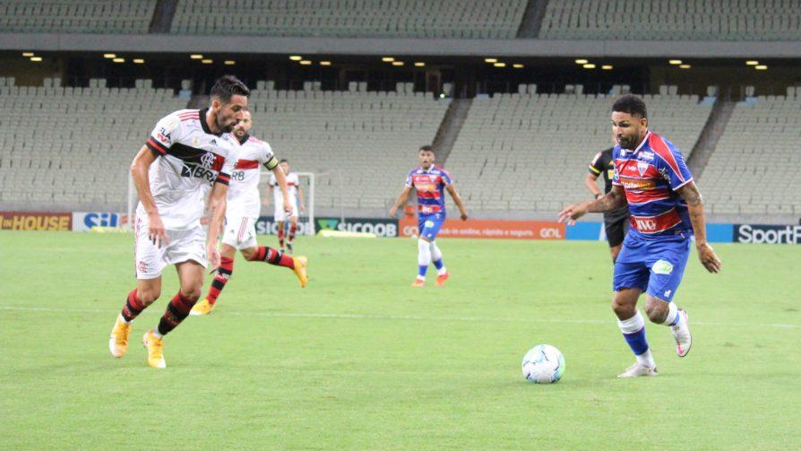 Jogadores de Fortaleza e Flamengo em jogo válido pela 27ª rodada do Brasileirão