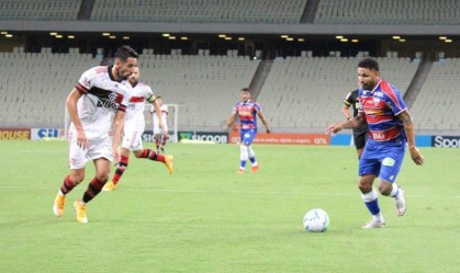 Jogadores de Fortaleza e Flamengo em jogo válido pela 27ª rodada do Brasileirão