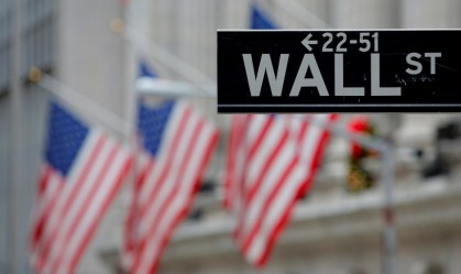 Placa de rua indicando Wall Street é vista do lado de fora da Bolsa de Nova York