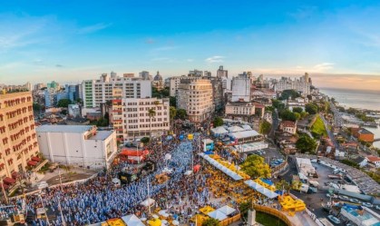 Multidão nas ruas de Salvador, capital da Bahia, durante Carnaval