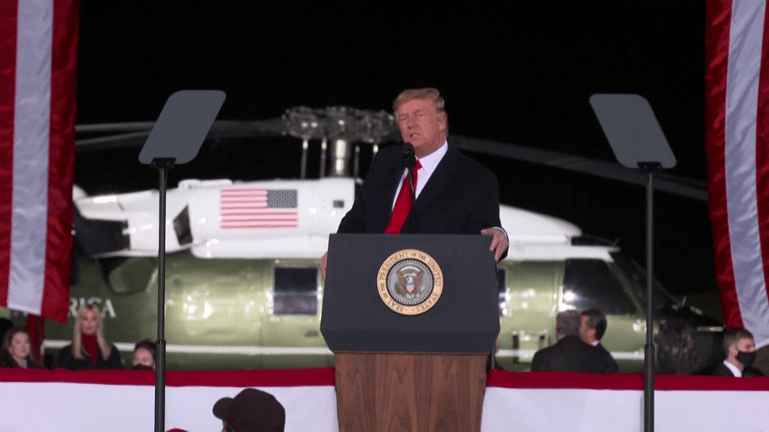 Em comício na Geórgia em 2021, Trump disse esperar que Pence se manifestasse a seu favor no Congresso / Foto: Reuters