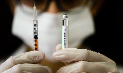 Seringa e agulha para vacinação contra o coronavírus