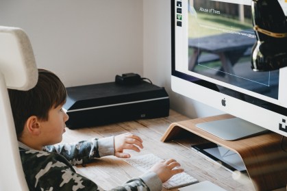 Criança estudando em casa